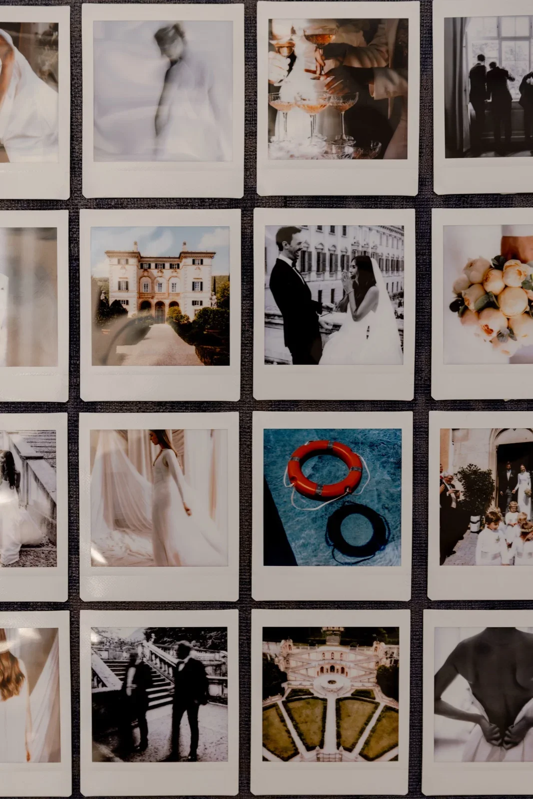 Bilderwand mit gerahmten Fotografien