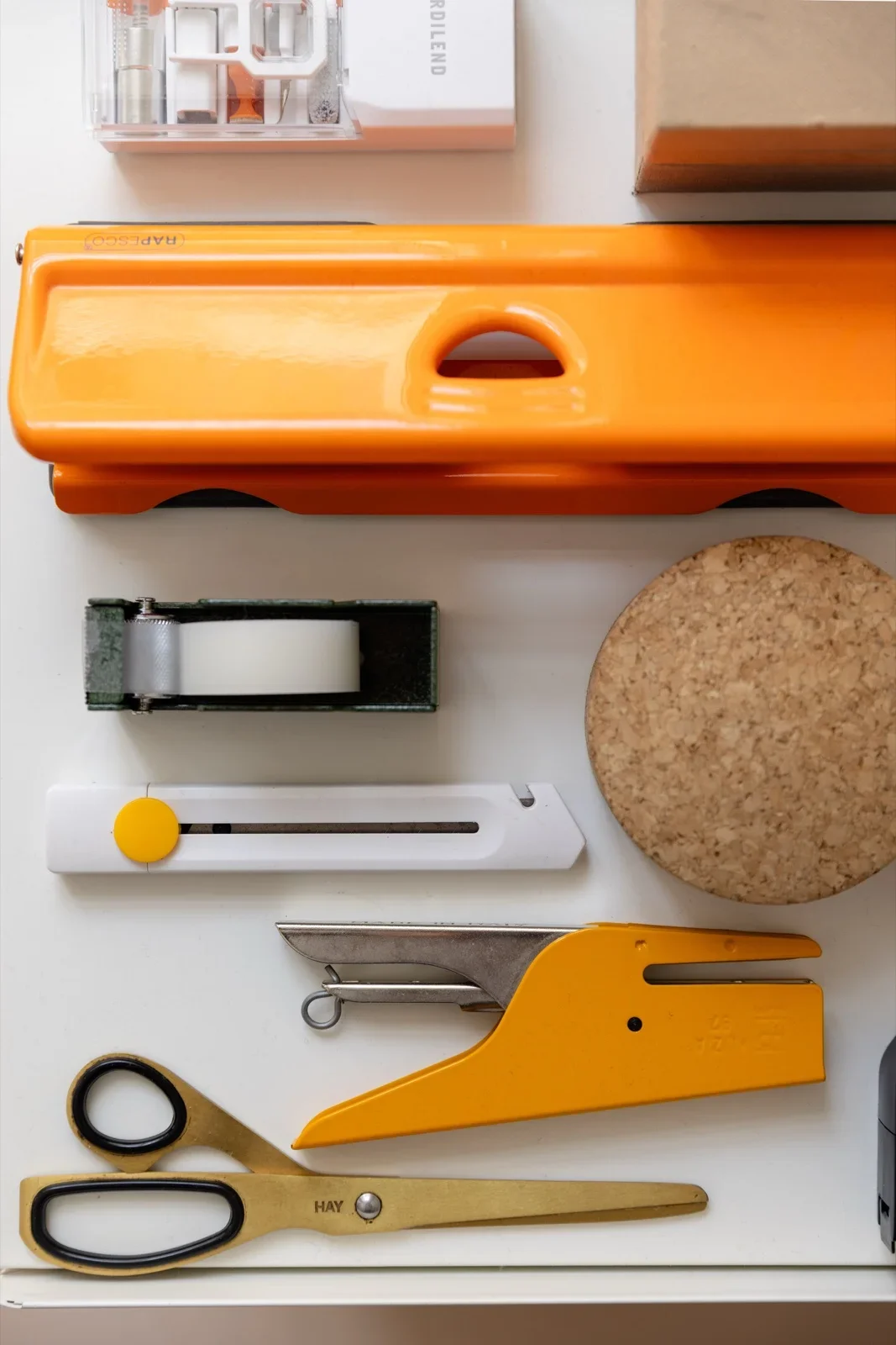 Werkzeugablage mit Schere und Klebeband