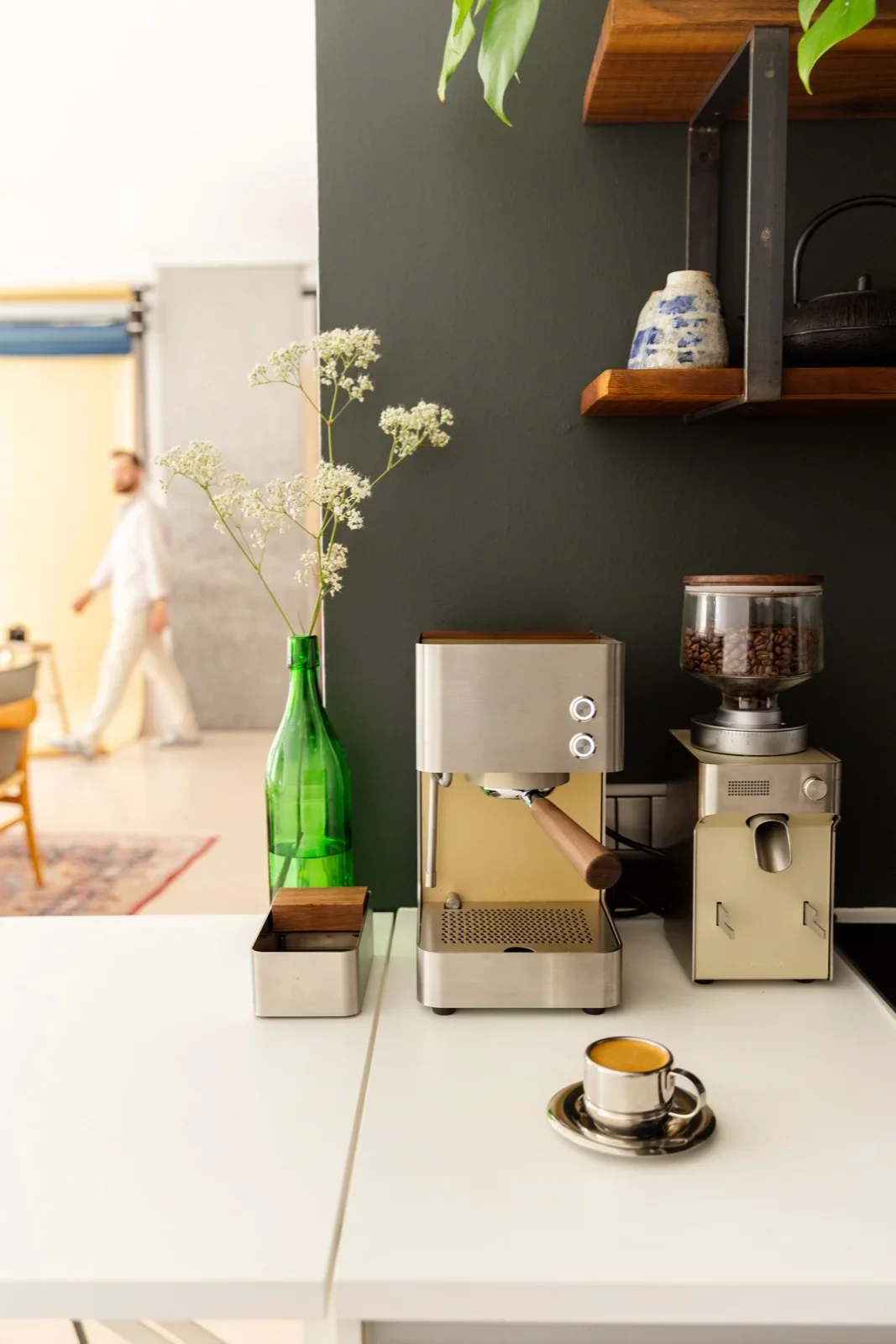 Espressomaschine und Mühle in der Küche