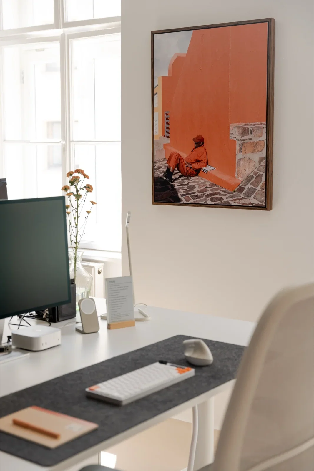 Arbeitsplatz mit Bild an der Wand