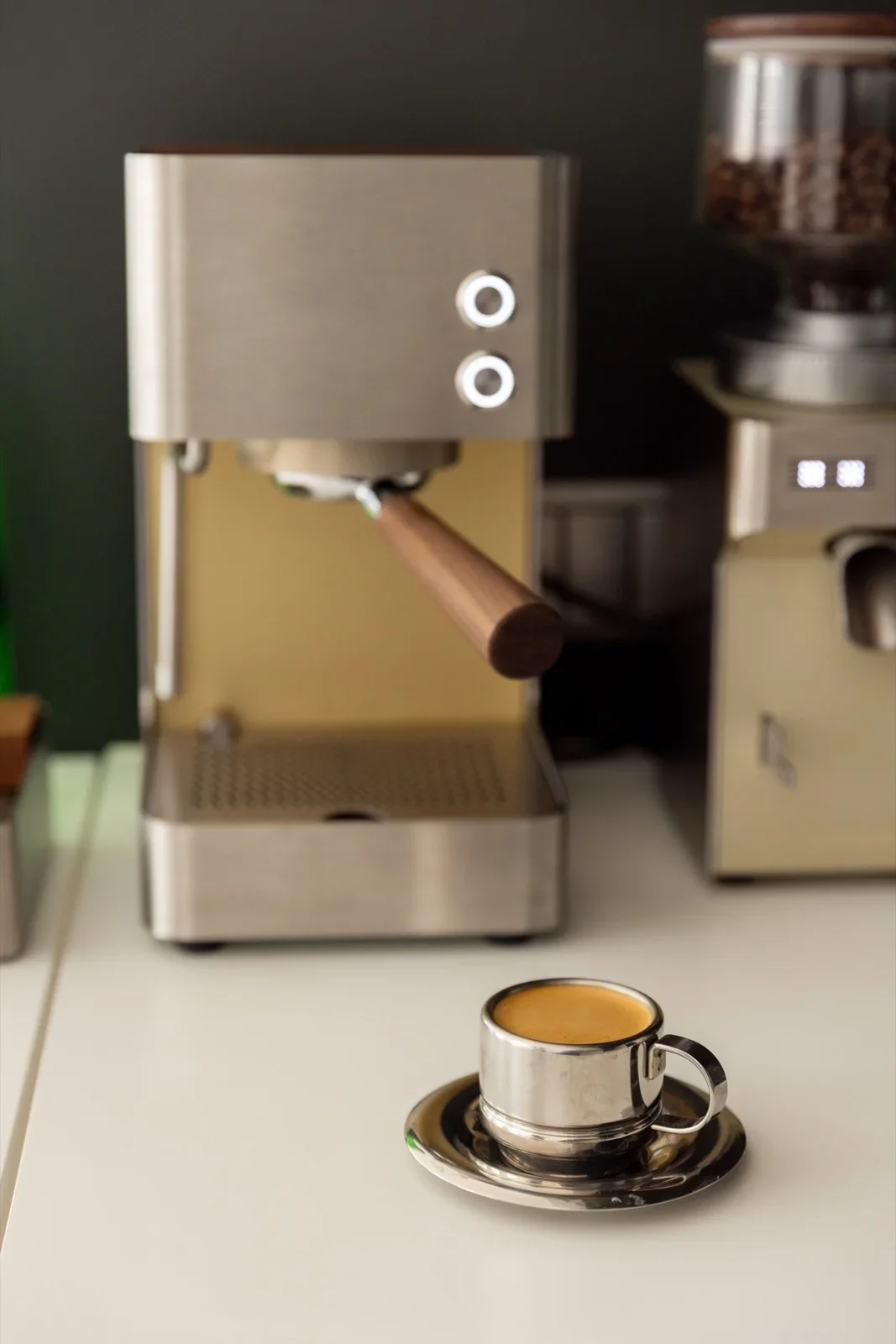 Espresso in der Tasse an der Siebträgermaschine